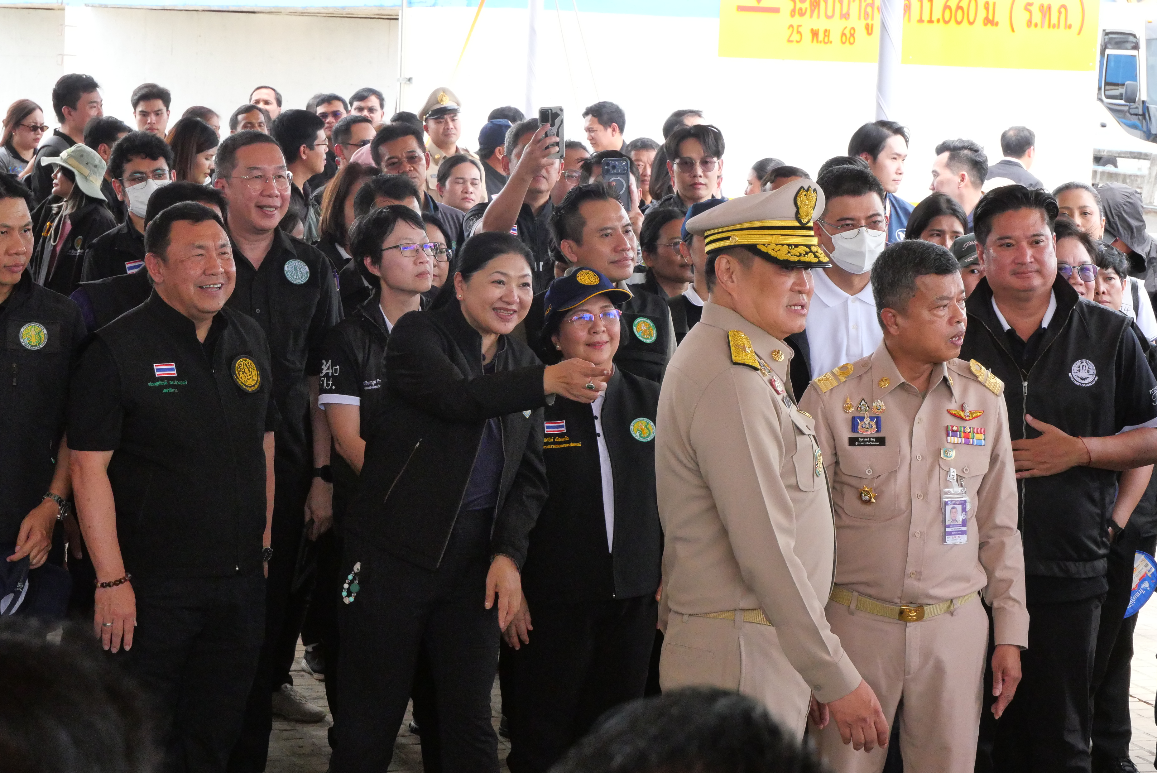 title - เลขาธิการ ส.ป.ก. พร้อมคณะ ร่วมลงพื้นที่กับคณะนายกรัฐมนตรี ติดตามการบริหารจัดการน้ำ เพิ่มศักยภาพระบายน้ำ ลดเสี่ยงน้ำท่วมหาดใหญ่ 